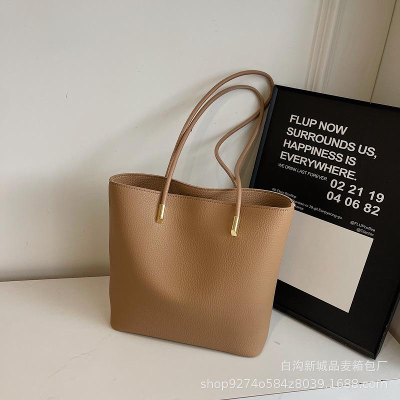 

Women s bag 2025 new large bag crossbody commuter niche design texture portable shoulder fashion shoulder tote bag хакі