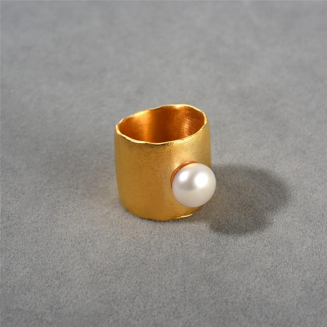 Модное Нишевое Дизайн Широкая Версия Позолоченное 18K Настоящим Золотом Инкрустированное Натуральной Жемчужиной Кольцо Персонализированное Кольцо Женское No. 7