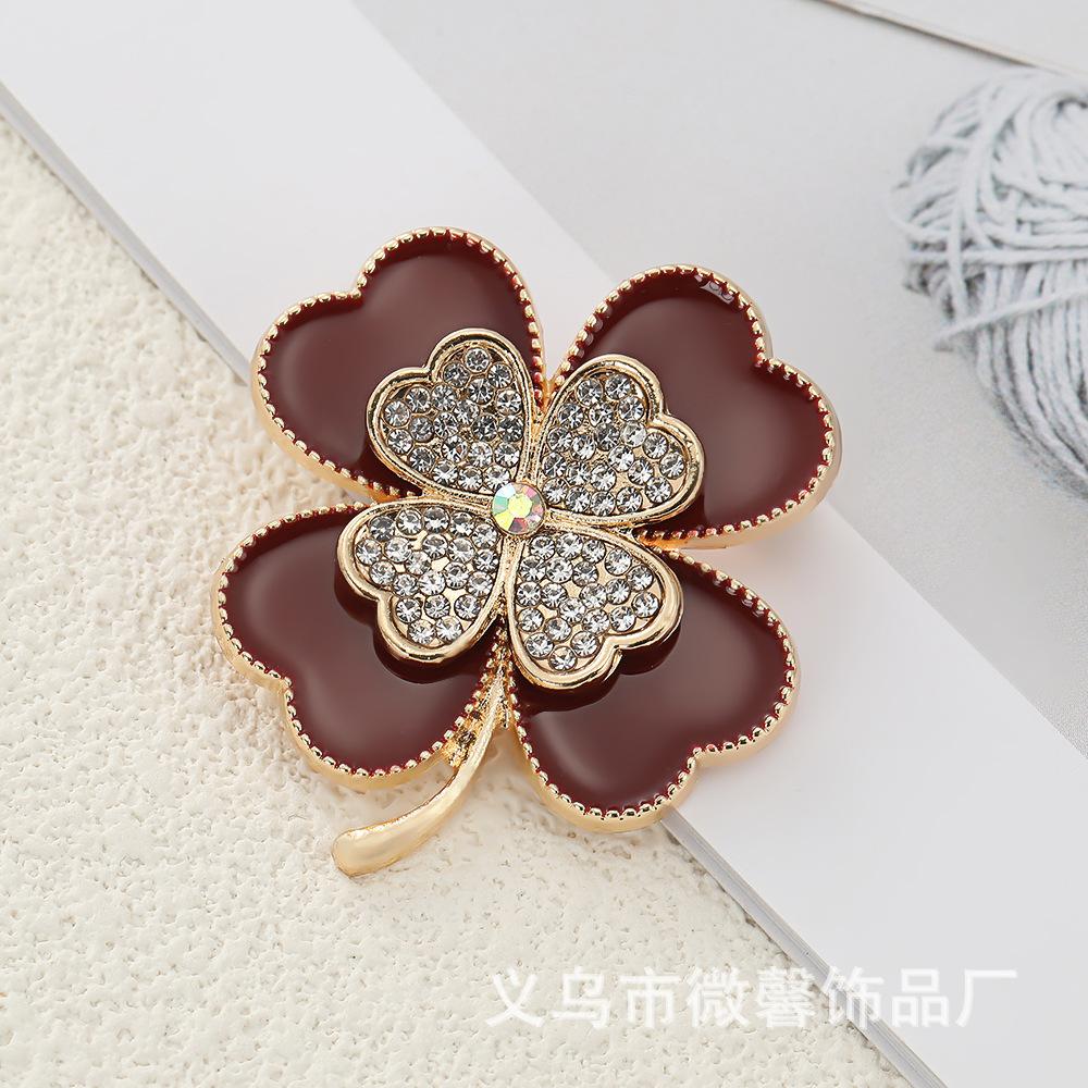 Four-leaf clover plant flower brooch female brooch ins trendy personality temperament anti-light pin with jewelry