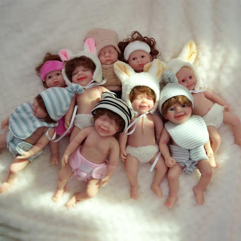 Bambola Reborn in silicone solido da 6 pollici con corpo intero per ragazza e ragazzo Mini bambola di simulazione palmo da 15 cm Maddie Dress Up Playmate Toy Doll Regalo di compleanno per bambini