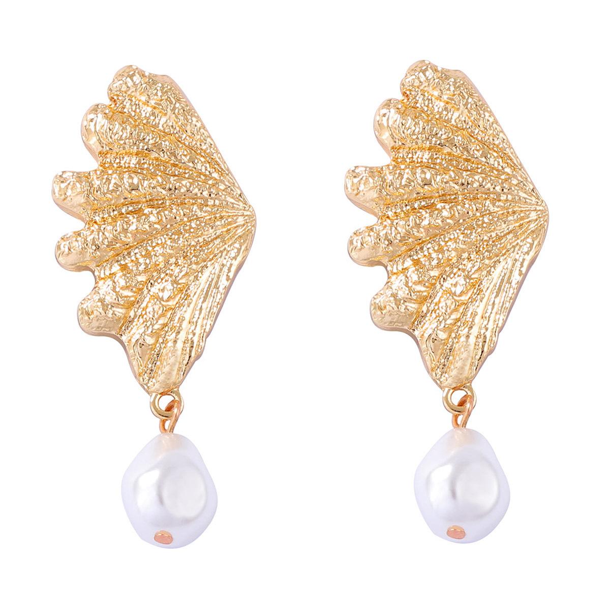 

A versatile and elegant female accessory with a retro and cold style alloy leaf imitation pearl pendant