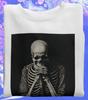 Skelett i Meditationsställning T-shirt – Mörk Andlig Gotisk Konst Grafisk T-shirt Unisex T-shirt