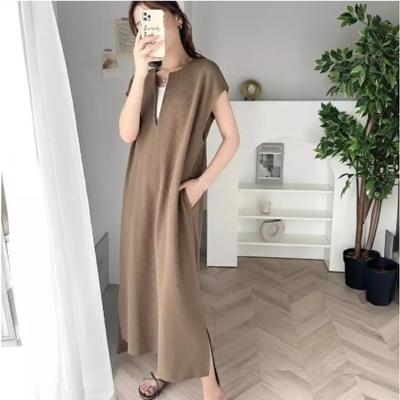 A Simple Pullover Summer Solid-color Dress with A Medium Length