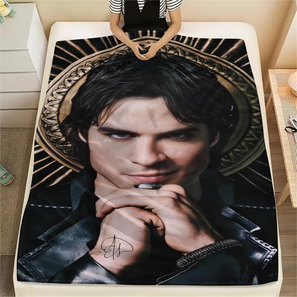 

1 шт. Фланелева ковдра з принтом Деймона Сальваторе, Висока якість, Для всіх сезонів, Декор для дому, Тепло та комфорт, Ідеально для різдвяних подарунків 130cm x 150cm