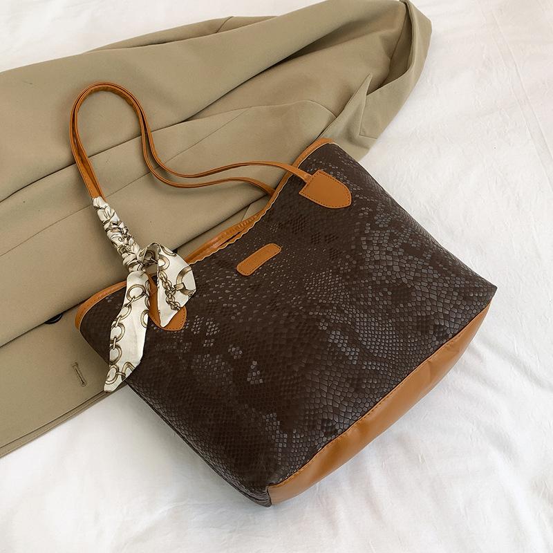 Fashion Light Luxury Niche Design Sense Large Capacity High Sense Casual Trend Portable Shoulder Armpit Bag