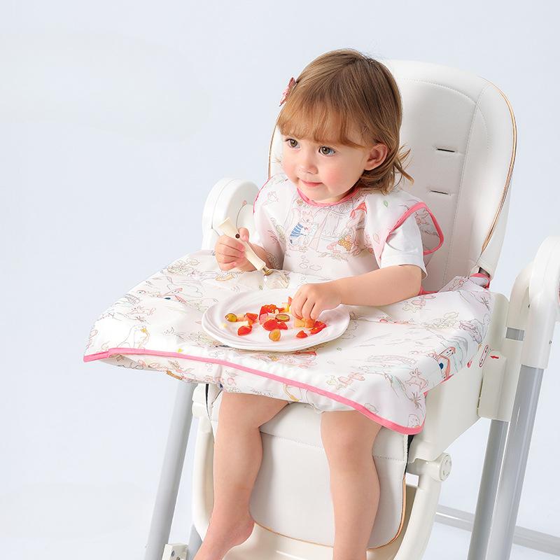 Nastavitelný dětský bryndák pro snadné jídlo ve vysoké židličce