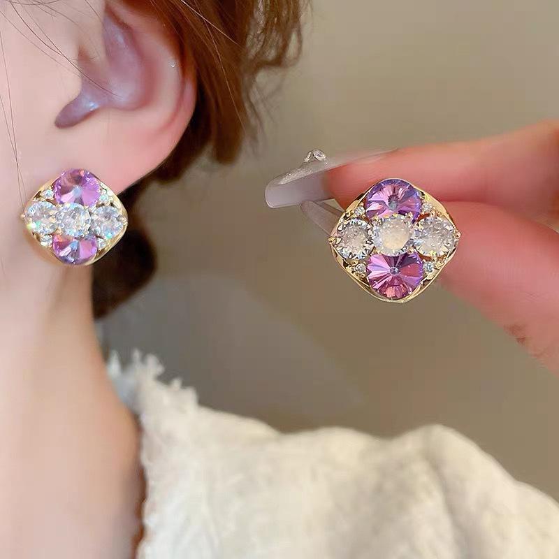 

Retro satellite square earclip earrings without earrings, light luxury and high-end earrings, trendy and unique earrings.