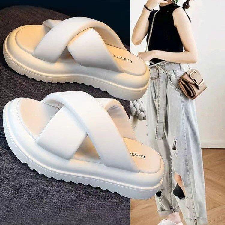 Kleine frische und coole Hausschuhe werden draußen getragen, und die neue dicke Sohle erhöht die Höhe im Sommer.. Lässige Ein-Riemen-Sandalen sind im Trend.