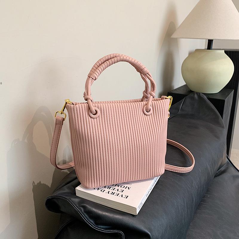 Korean Version of Fashion Women's Handbag 2025 New Pleated Bucket Bag Niche Texture Shoulder Messenger Bag