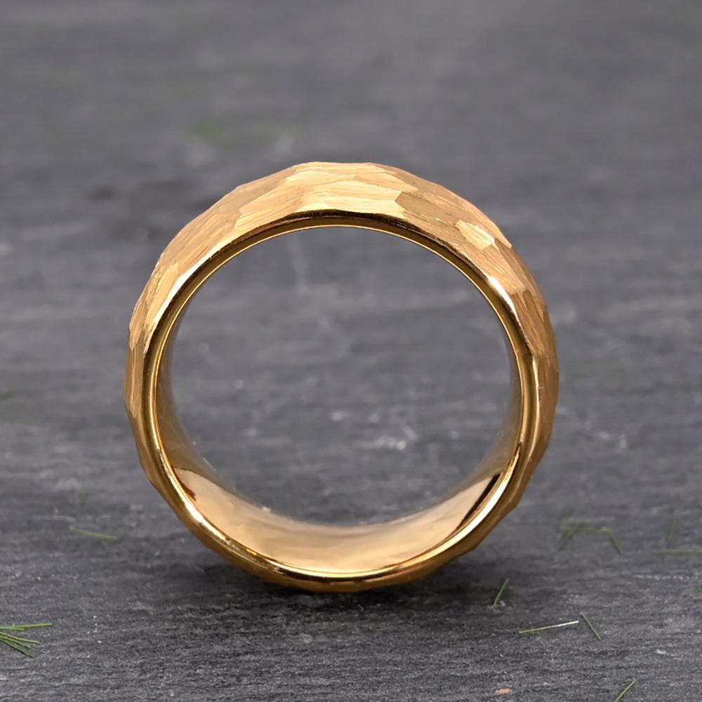 8mm Breiter Wolframring - Handgehämmerte Matte Oberfläche mit 18K Goldgalvanisierung