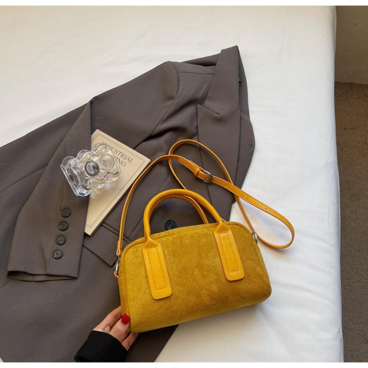 

Винтажная матовая женская сумка 2025 новая нишевая сумка-боулинг, сумка-подушка, дорожная сумка через плечо