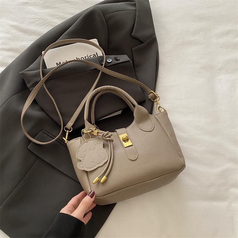 Korean Version of Niche Portable Bucket Bag Women's 2025 New Trendy Fashion Versatile Shoulder Bag Simple Casual Messenger Bag