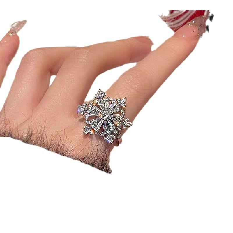 Fashion rotatable exquisite snowflake ring women's high-end light luxury high-end brooch personality versatile temperament accessories