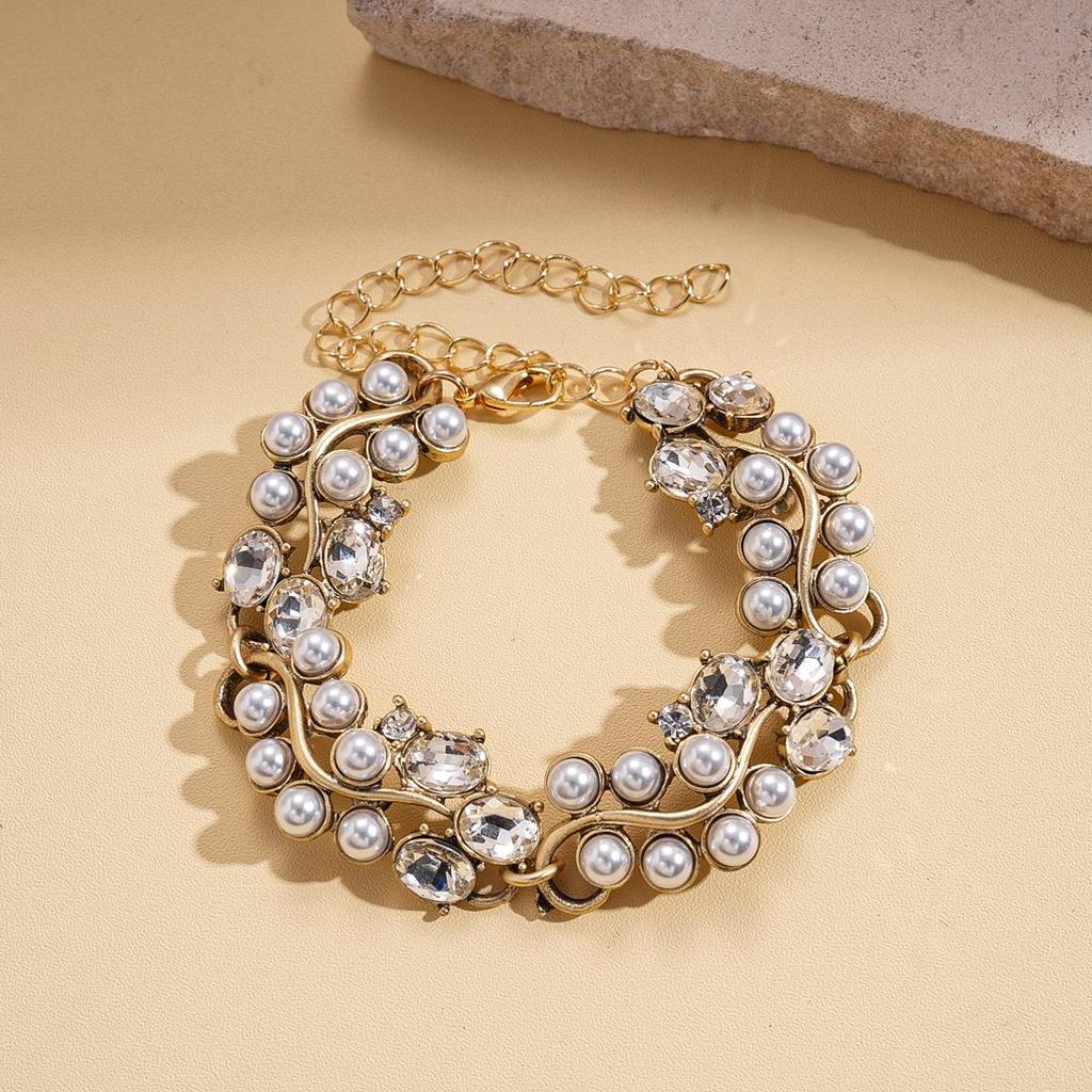 Geometric Round Flower Pearl Clavicle Necklace: Retro European & American Design