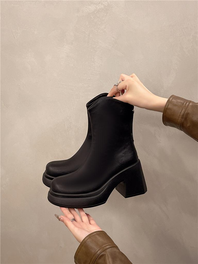 Plateausohlen-erhöhende Martin-Stiefel Damen Britischer Stil Reißverschluss hinten V-Ausschnitt Dünne Stiefel Dicker Absatz Modischer Ausländischer Stil Weiße Kurze Stiefel