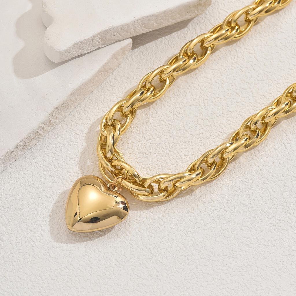 2025 New Jewelry Geometric Love Heart Design Women's Necklace Versatile Premium Pendant Chain