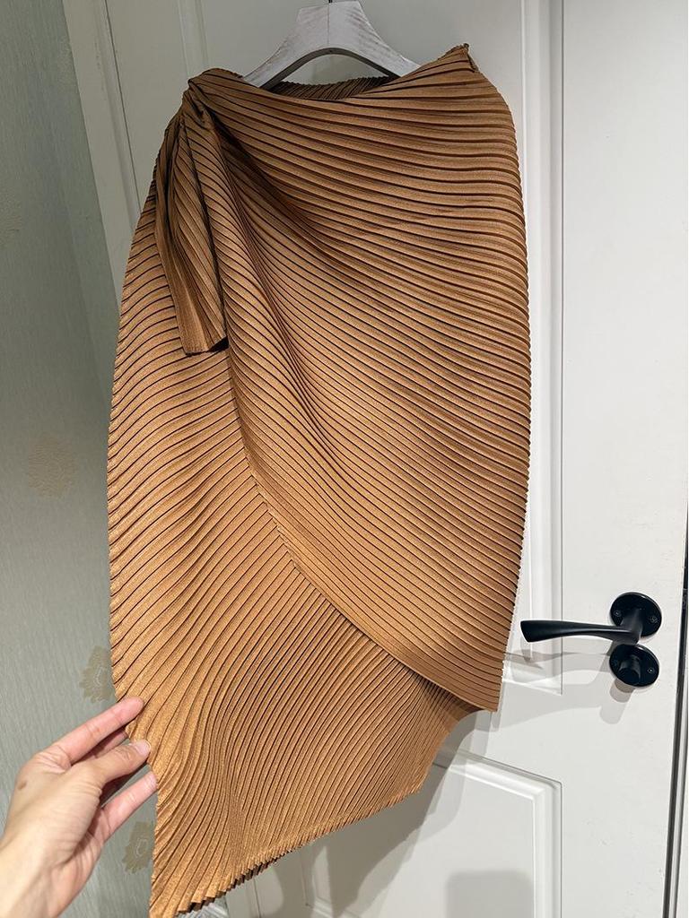 Miyake Schwarzer gefalteter Mid-Length Damenrock mit unregelmäßigem Schlitz