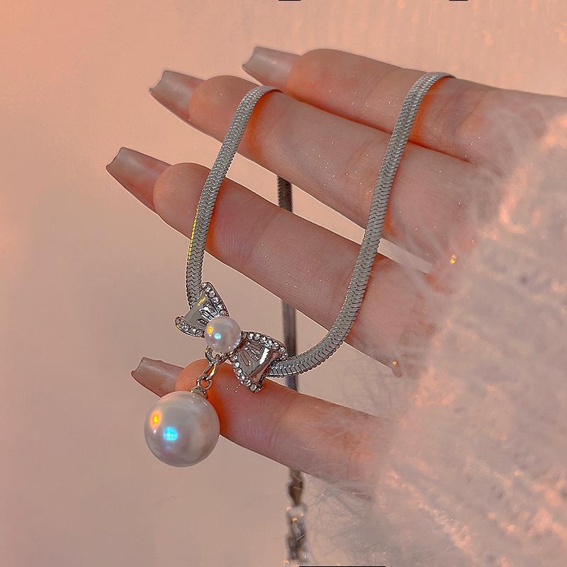 Elegant High-End Necklace Bow Pearl Pendant Female Snake Bone Necklace Niche Design High-End Banquet Jewelry Gift