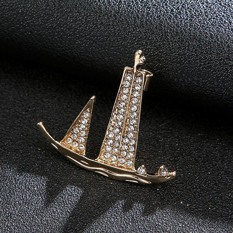 Spilla a spilla da uomo con timone di barca a vela e corona d'aquila con strass