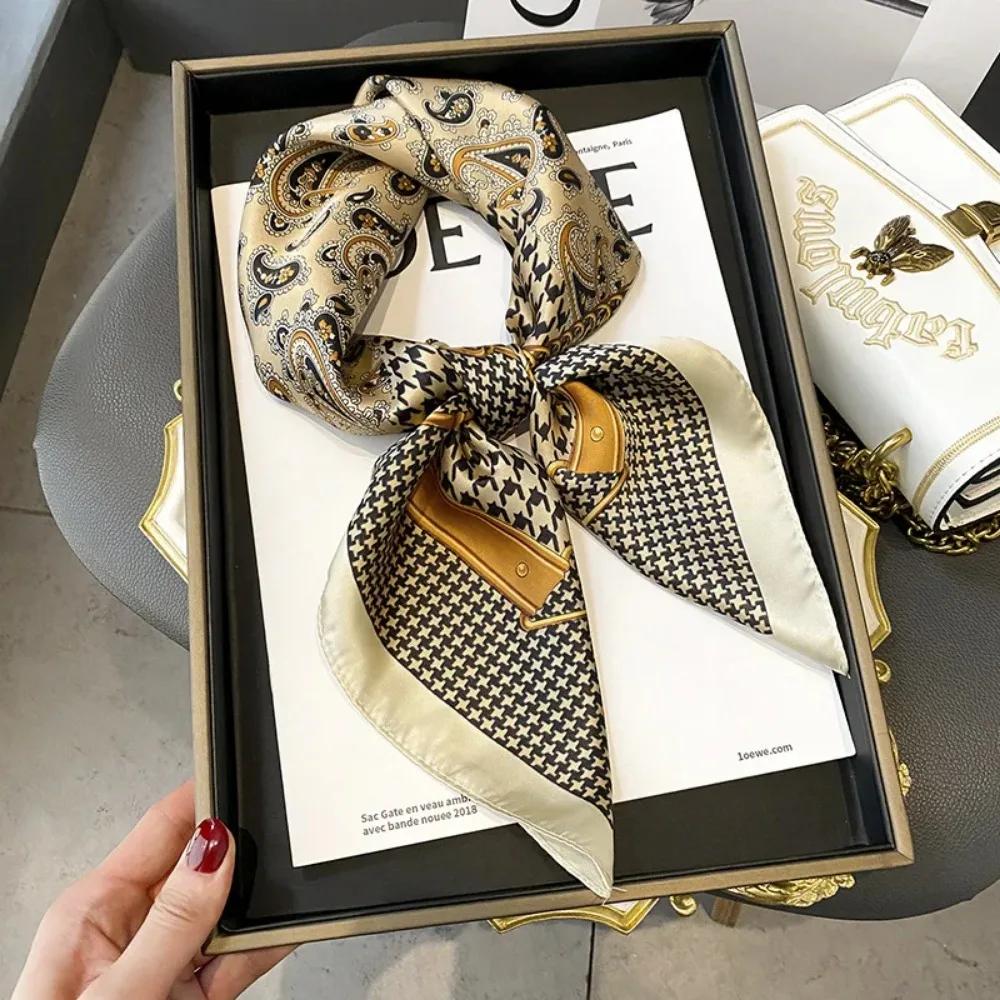 Petit Foulard Carré de Luxe à Imprimé Chaîne en Soie Simulée Foulard Mince pour le Cou Mode Écharpe de Tête Pare-Soleil Femmes 70x70cm
