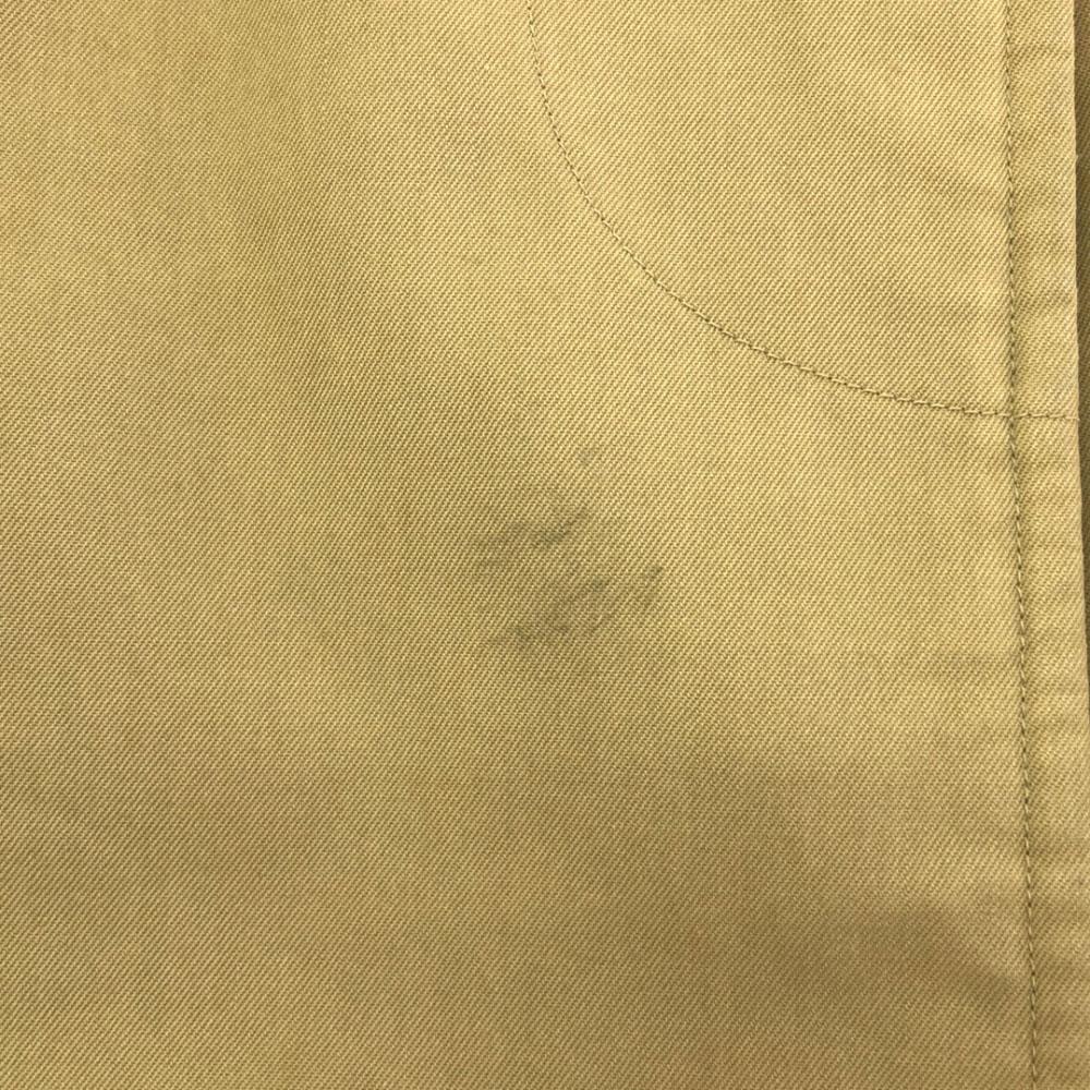 Burberrys 90-talls kåpe med krage i rustfritt stål, beige. Fôr inkludert. Brukt av eldre kvinner.