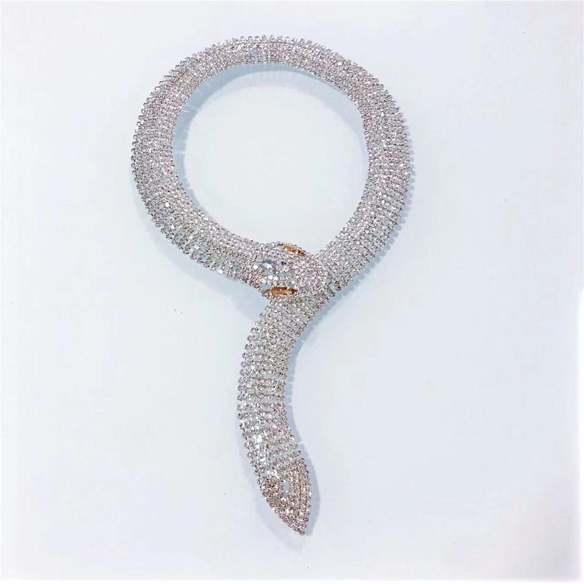 

Модное хрустальное колье-чокер с головой змеи и крестом серебряный