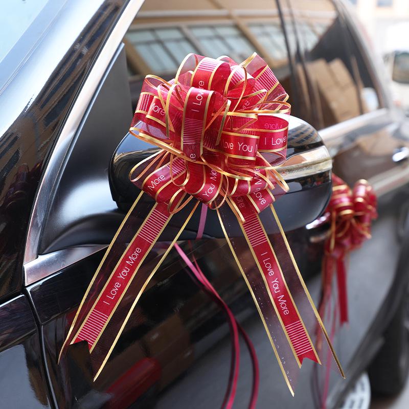 Velká stahovací mašle na schodišťové zábradlí, svatební auto a dekoraci na kolaudaci