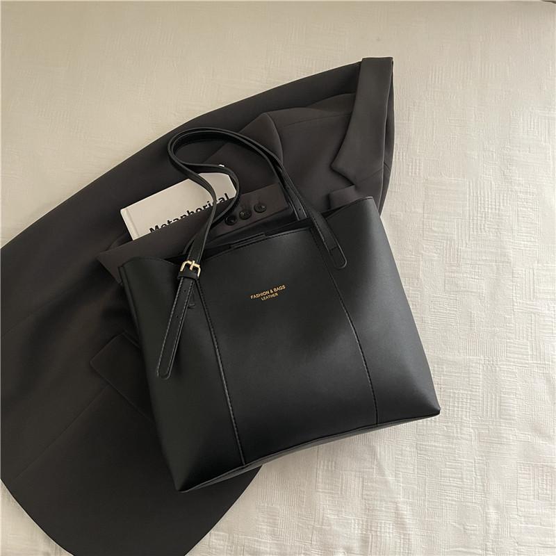 

Высококачественная модная женская зимняя сумка-тоут большой вместимости: Универсальная, Нишевая, Легкая Роскошная Сумка через Плечо 2025 чёрный