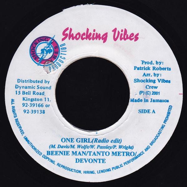 

7-дюймовая пластинка BEENIE MAN / TANTO METRO & DEVONTE - One Girl НИКАКОЙ Шокирующие вибрации 2001 Ямайка Регги, Ска и Даб Б/У