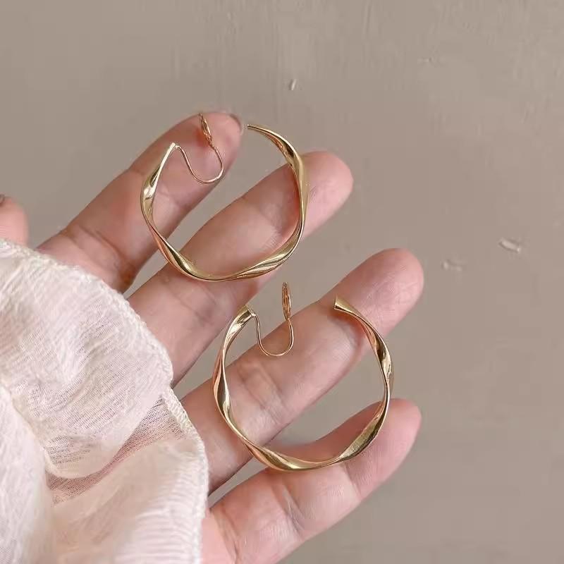 Twisted Mosquito Coil Style Ear Cuff for Non-Pierced Ears in Retro Hong Kong Design - Fashionable and Elegant.