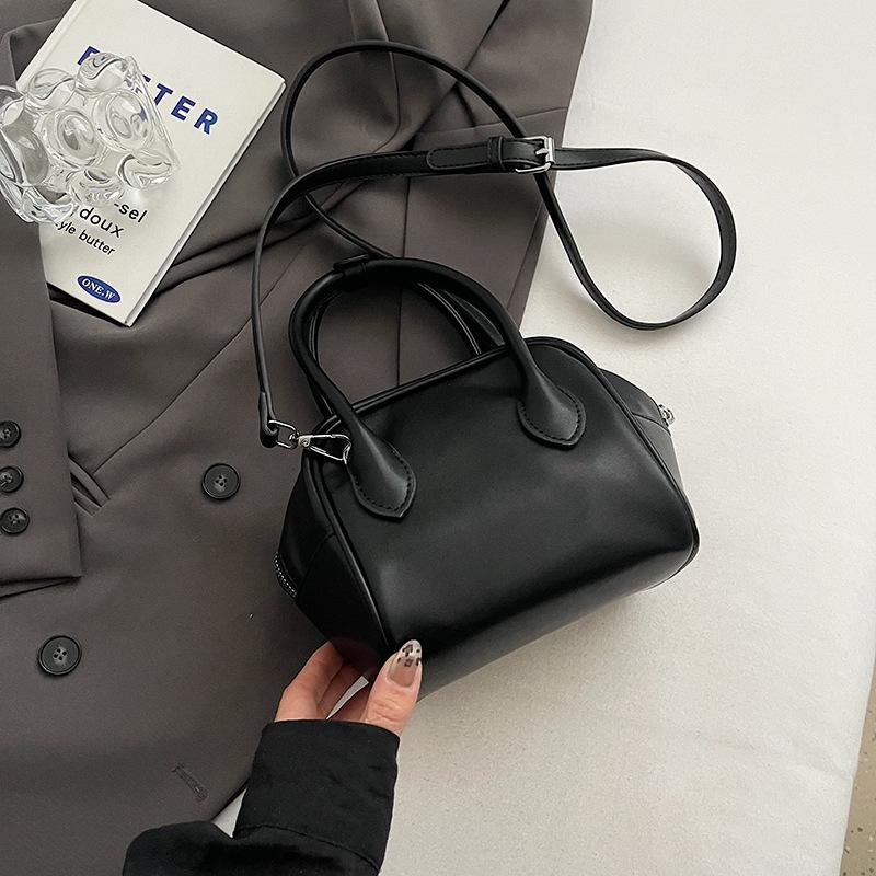High-end Niche Bag Women's Autumn and Winter New Fashion Versatile Messenger Bag Retro Portable Pillow Bag