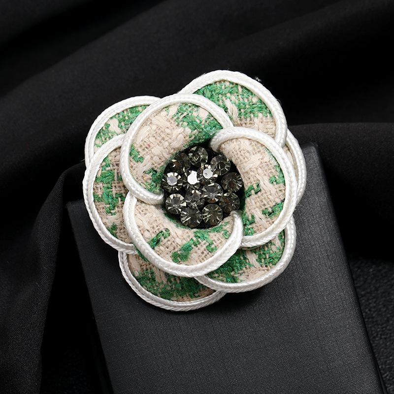 

Высококачественная хрустальная камелия тканевая корсажная брошь женская, высококлассный темперамент, маленький ароматный стиль, булавка для одежды