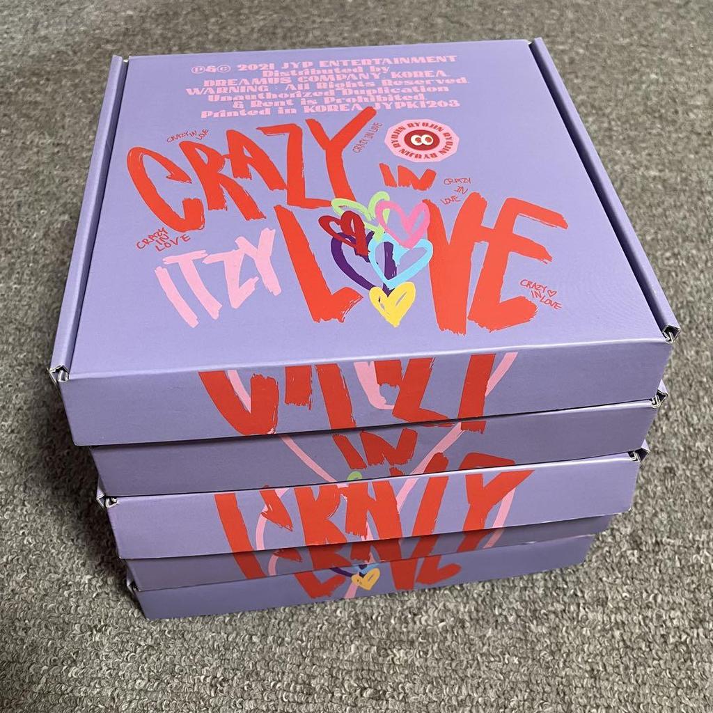 [USED] ITZY THE 1st ALBUM CRAZY IN LOVE with trading card