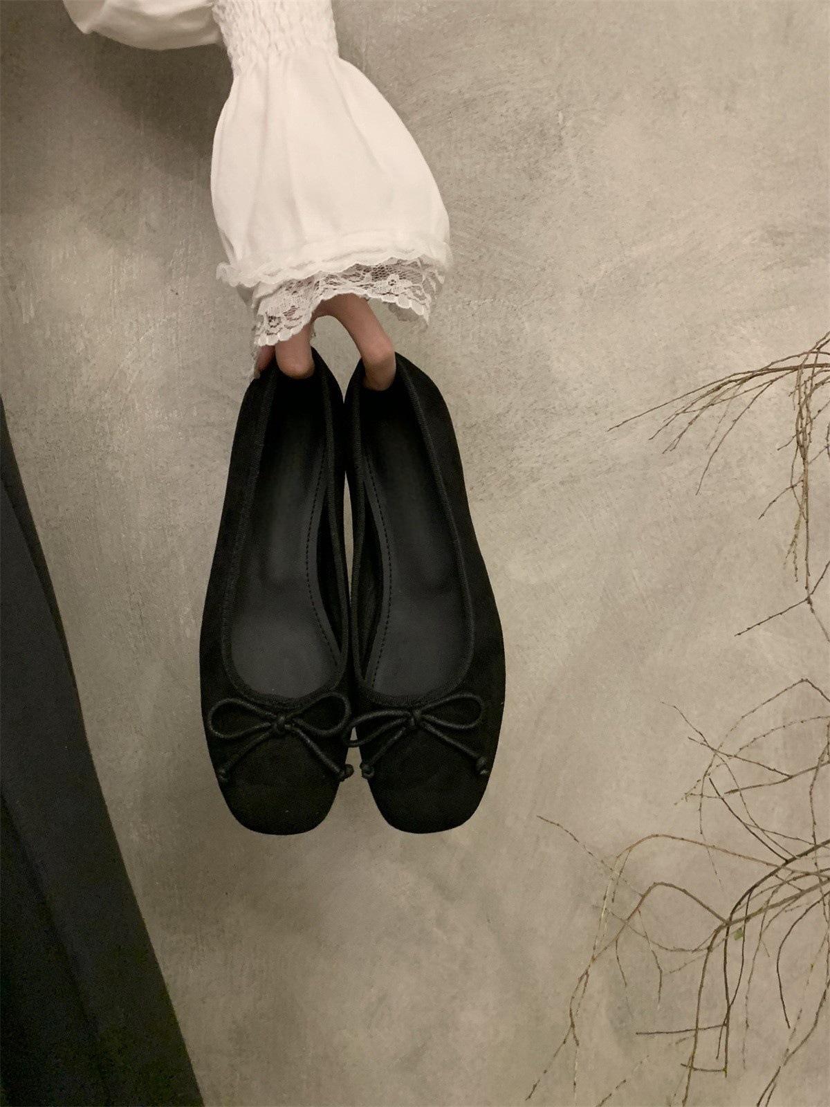 

Внутренние туфли-лодочки женские 2025 новые французские туфли Мэри Джейн на низком каблуке с ароматом замшевые красные туфли на мягкой подошве для бабушки 35 чёрный