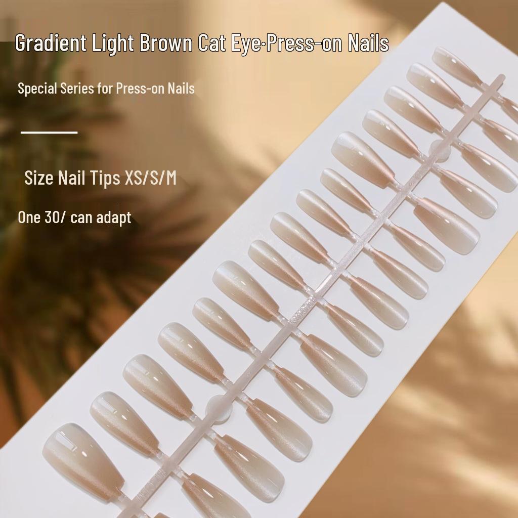 

Минималистичные градиентные светло-кофейные ногти «кошачий глаз»: Улучшите свой образ с помощью осветляющих кожу, элегантных накладных ногтей.