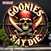 D-Dur Goonies Say Die Metallschild Retro Piratenschädel gekreuzte Knochen mit rotem Bandana Vintage Nautisches Abenteuer Design Rustikal Ich