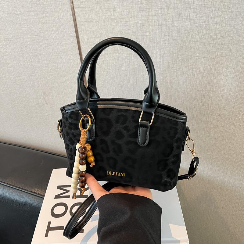

High value new fashion large capacity tote bag versatile outdoor commuter women s bag foreign style leopard print shoulder armpit bag Without pendant