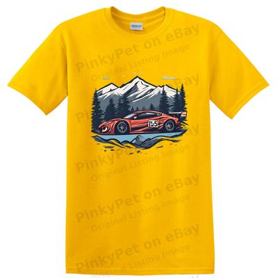 Raceauto Berg Grafische T-shirt Coole Sportauto Tee Avontuur Levensstijl