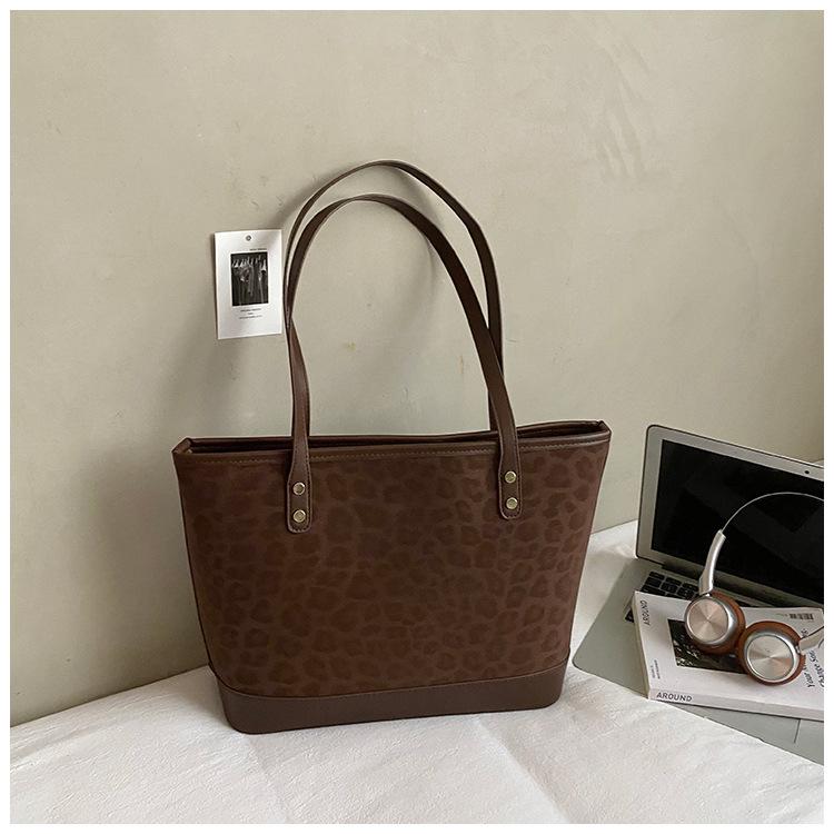 

Premium bag women s 2025 new autumn and winter retro shoulder bag commuter tote bag large capacity women s bag темно-коричневого