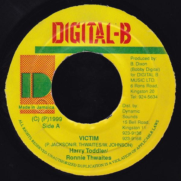 

7-дюймовая пластинка HARRY TODDLER / RONNIE THWAITES - Victim NONE Digital-B 1999 Ямайка Регги, Ска и Даб Б/У