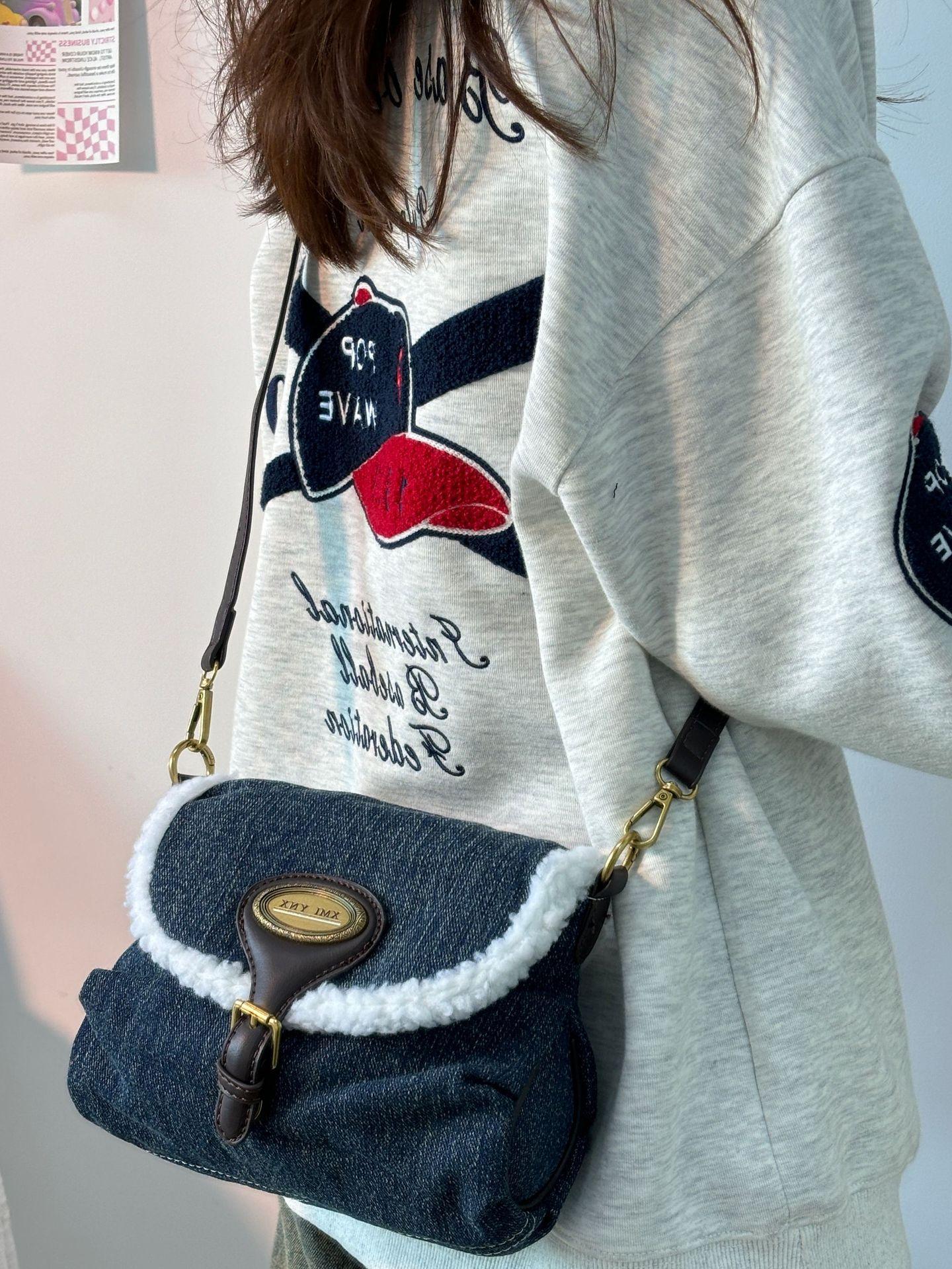

Western denim American underarm denim bag autumn and winter splicing lamb wool bag women s 2025 new shoulder messenger bag темно-синий