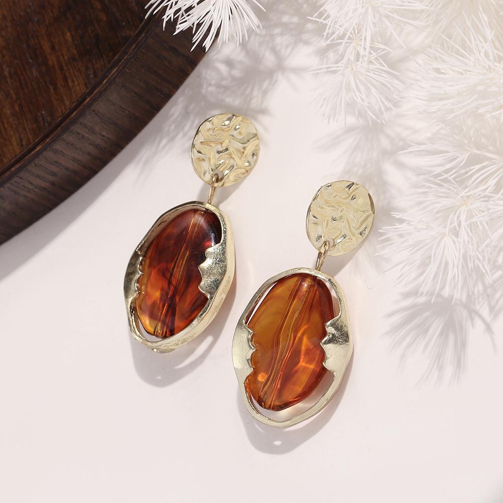 European & American Retro Resin Geometric Gold Earrings for Women, 2024 Fashionable Socialite Style, Versatile and Elegant.
