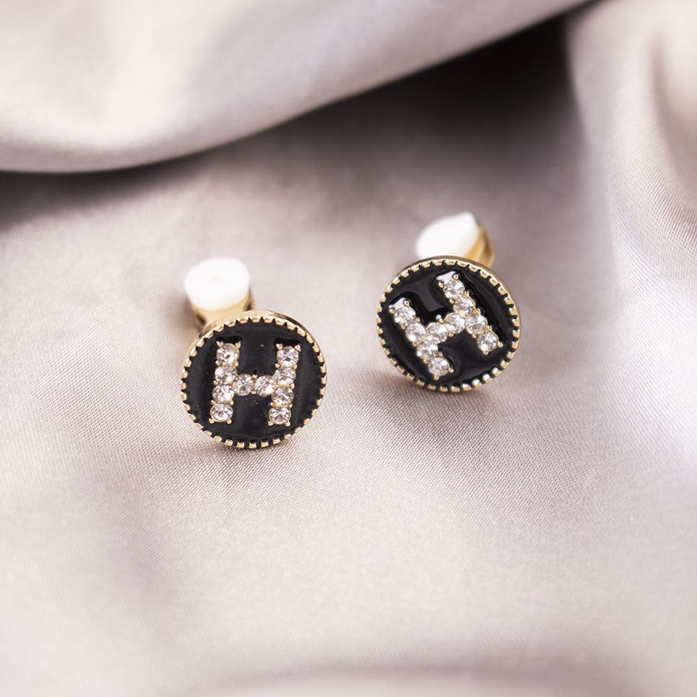 Elegant Clip-On Triangle Earrings for Non-Pierced Ears - Versatile, Light Luxury for Everyday Wear.