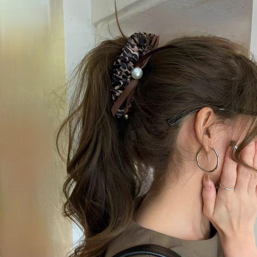 Koreanische Satinblume Perle Bananenhaarspange - Elegantes Damen Luxus Haaraccessoire