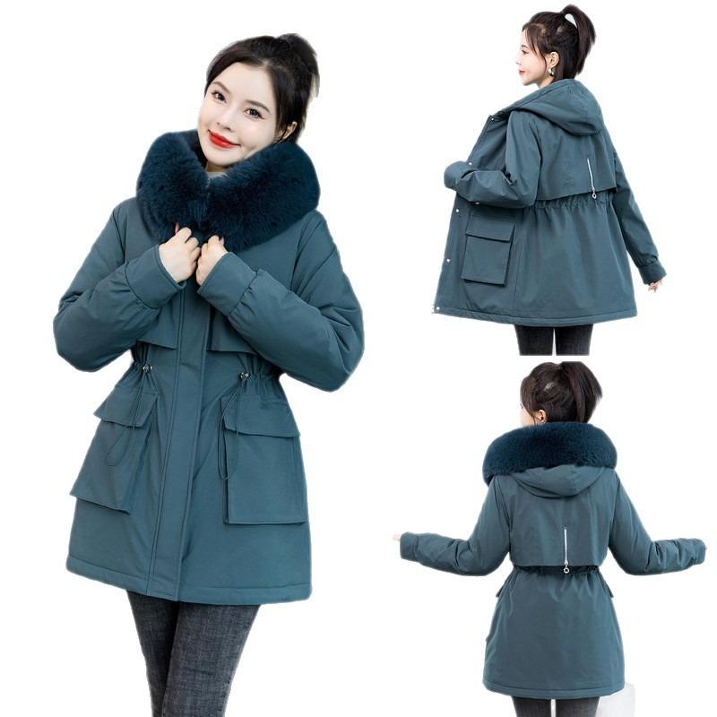 Der neue Damen-Innenfutter zum Herausnehmen hat ein Kleid und drei Wintermäntel, sowie die mittellange Baumwolljacke mit Pelzkragen.