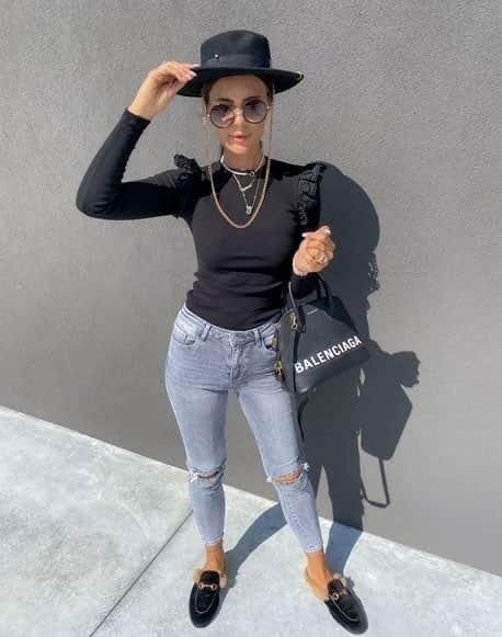 

Женская блузка из ткани с длинными рукавами и деталями из волана