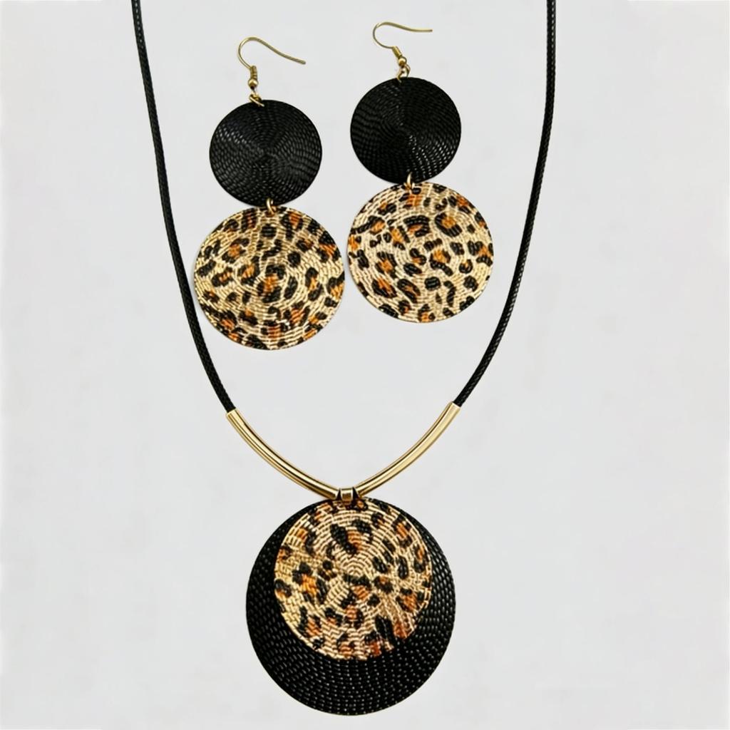 Luxury Round Pendant Choker Necklace – Elegant Valentine's Gift for Her