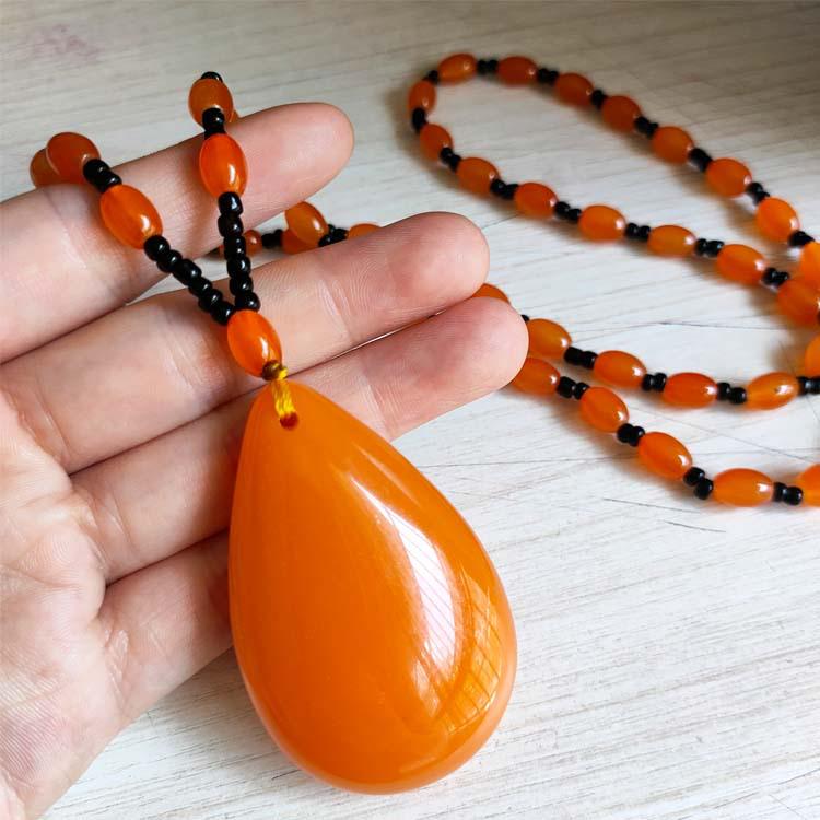 Náhrdelník s jantárovým príveskom v etnickom štýle, retiazka na sveter