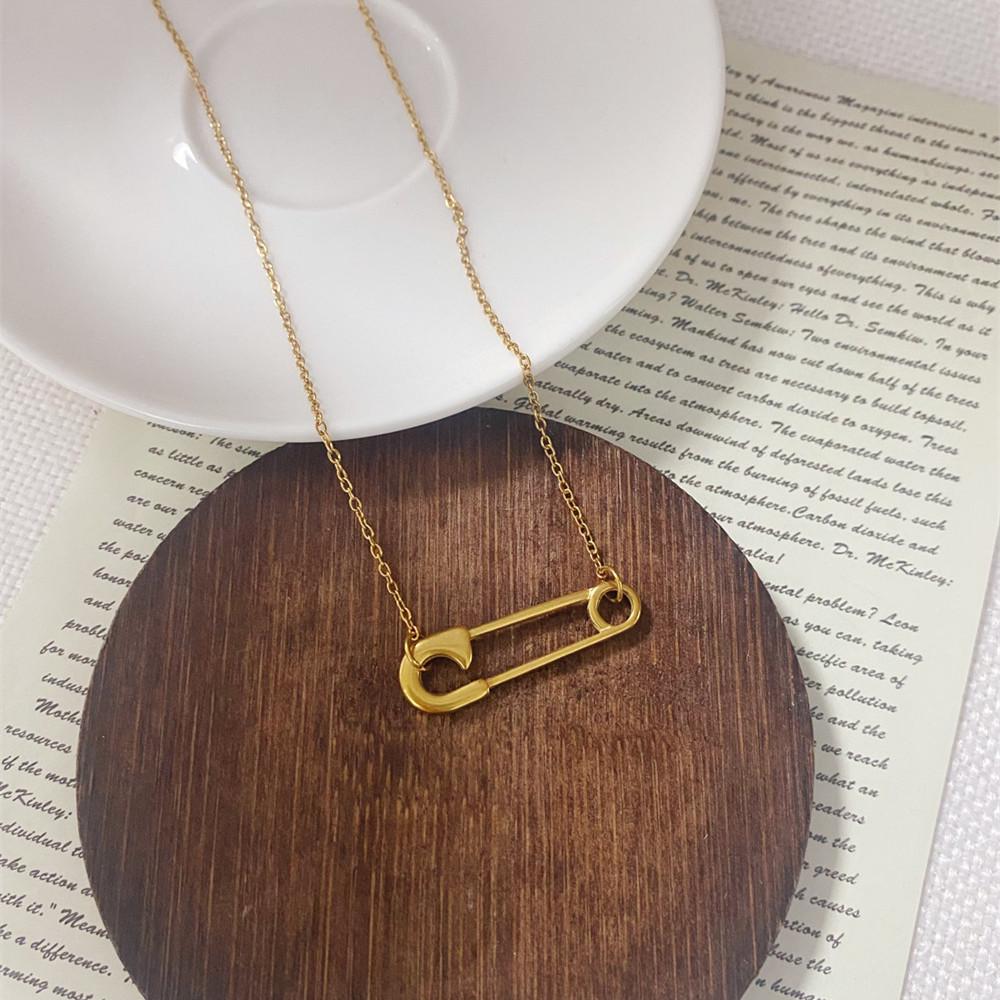 Goldene Brosche Büroklammer Schlüsselbein Kette Halskette - Nischen Design Schmuck für Damen, Nicht verblassende Titanstahl Accessoires