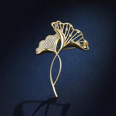 Elegante Ginkgo Biloba-Brosche für Damen, koreanisches Design, Sinn für Persönlichkeit, einfache, vielseitige Corsage, Anti-Licht-Seidenschal-Schnalle, Zubehör